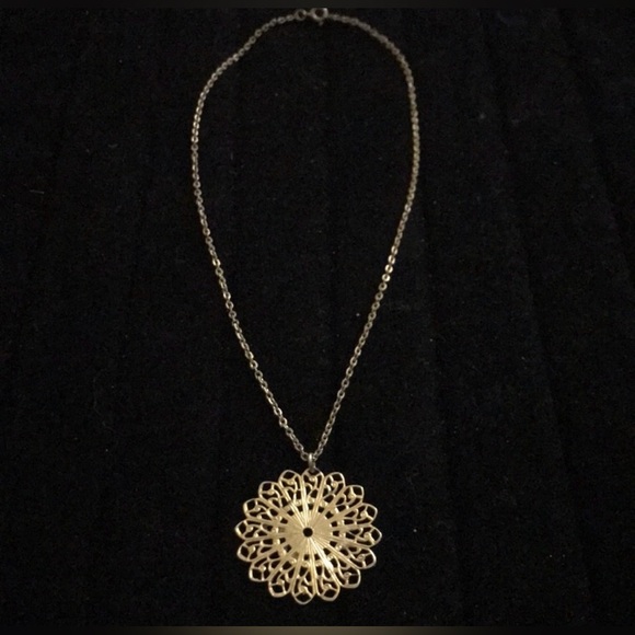 Elegant Gold Pendant Necklace - Picture 3 of 4